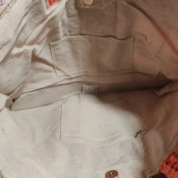 Is it a beautiful bag and the color is cute - Picture 3 of 4